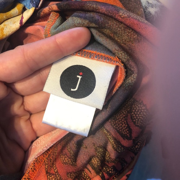 Stunning and comfortable gown. Colorful and Comfy - Picture 5 of 5